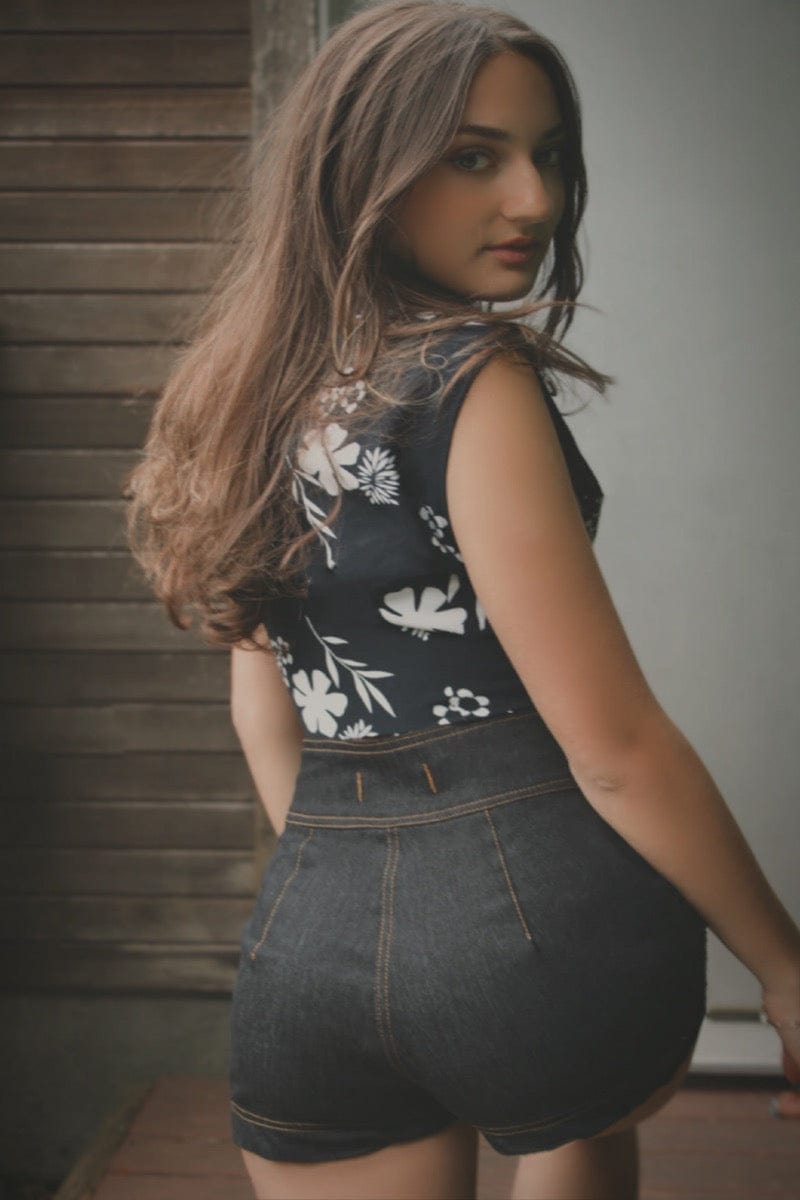 Soul Sister since 1969 - Cropped sleeveless tie front blouse - Black and white floral
